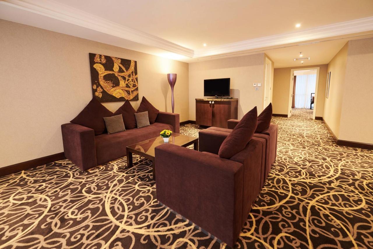 Eastin Grand Hotel Saigon Хошимин Екстериор снимка A suite at the hotel