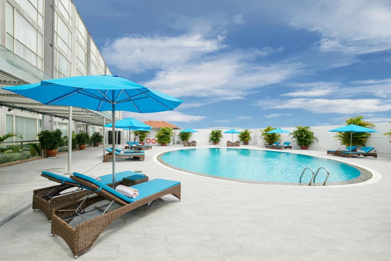 Eastin Grand Hotel Saigon Хошимин Екстериор снимка Pool at the hotel