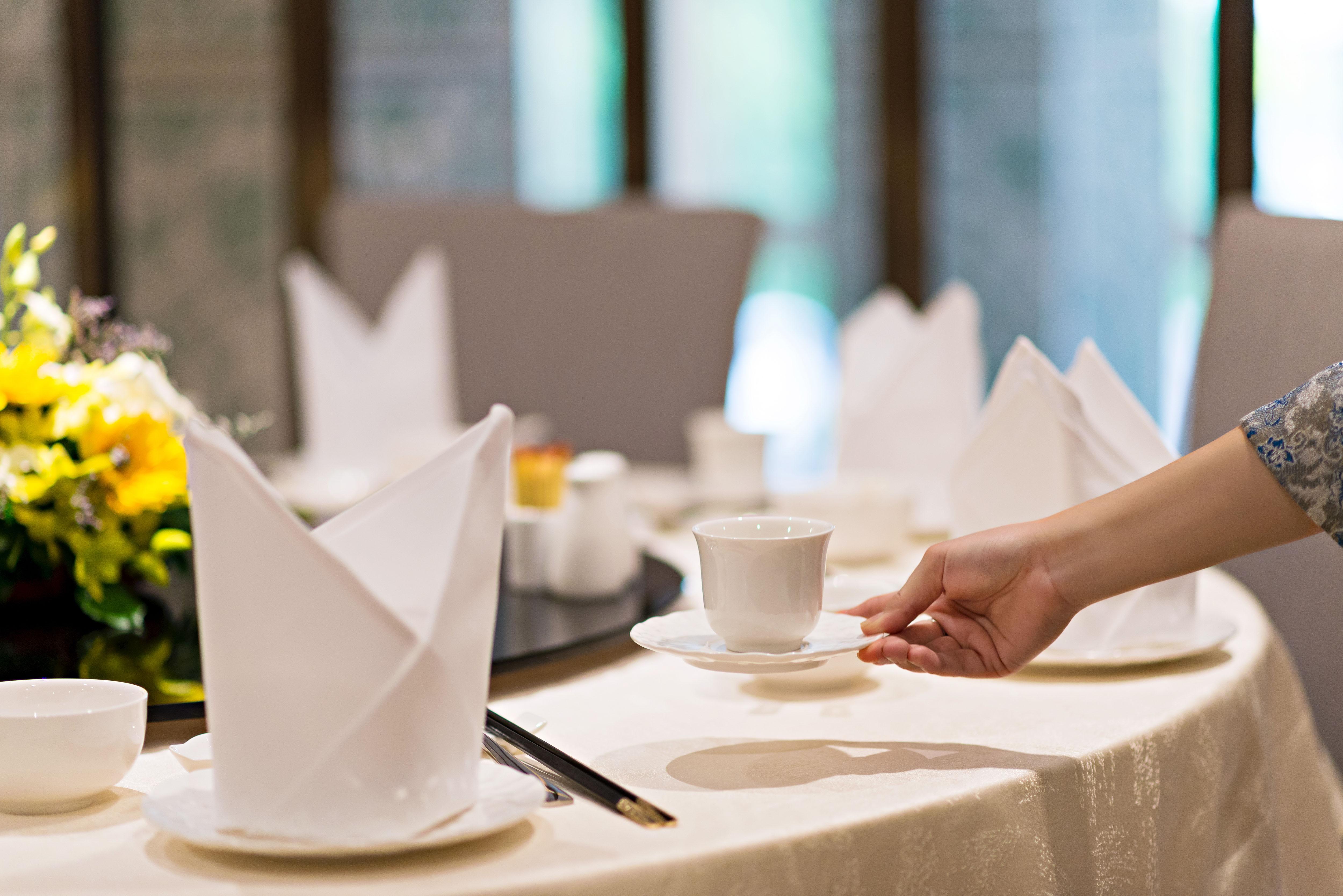 Eastin Grand Hotel Saigon Хошимин Екстериор снимка A server sets a table at a restaurant.
