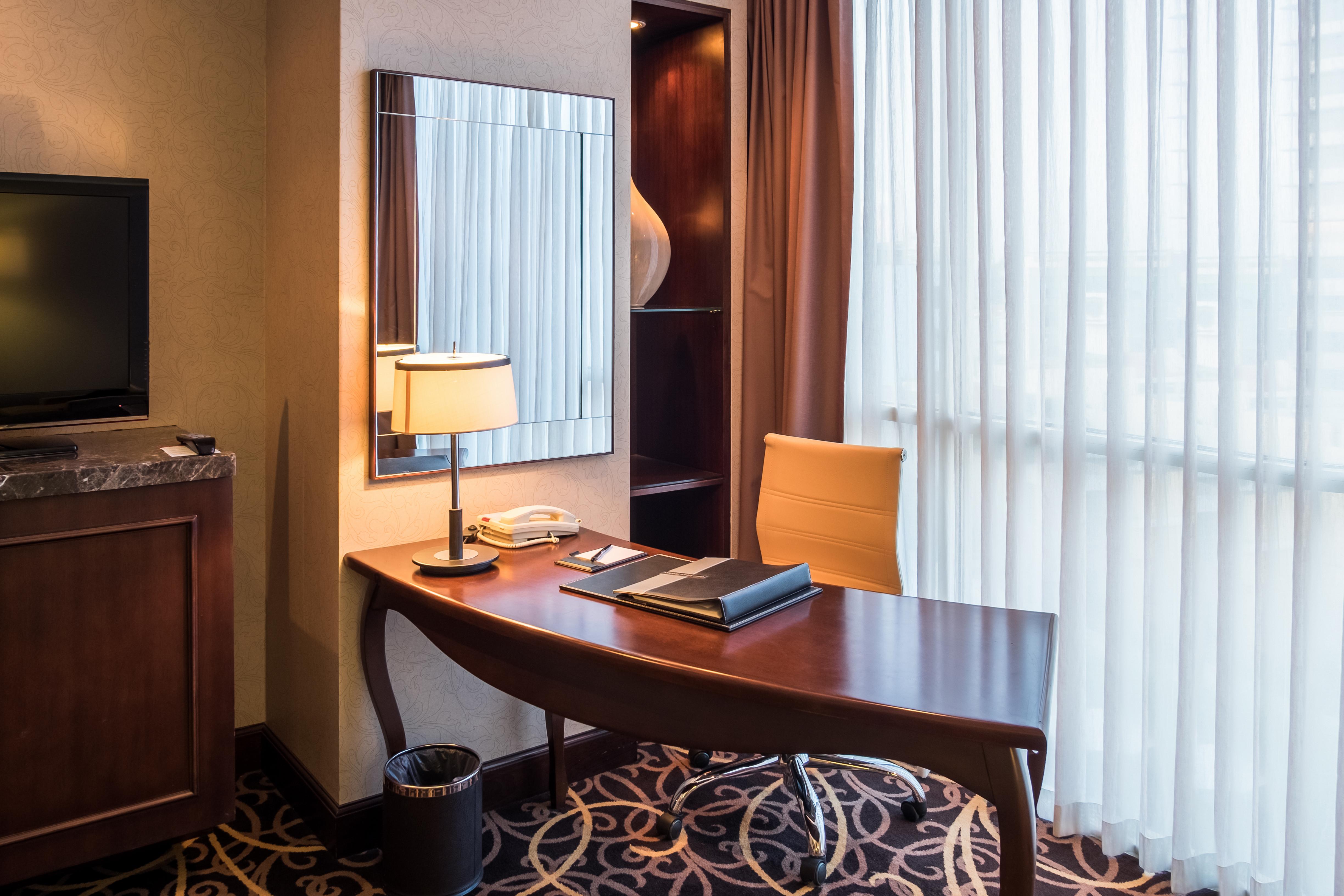 Eastin Grand Hotel Saigon Хошимин Екстериор снимка A work desk in a hotel room