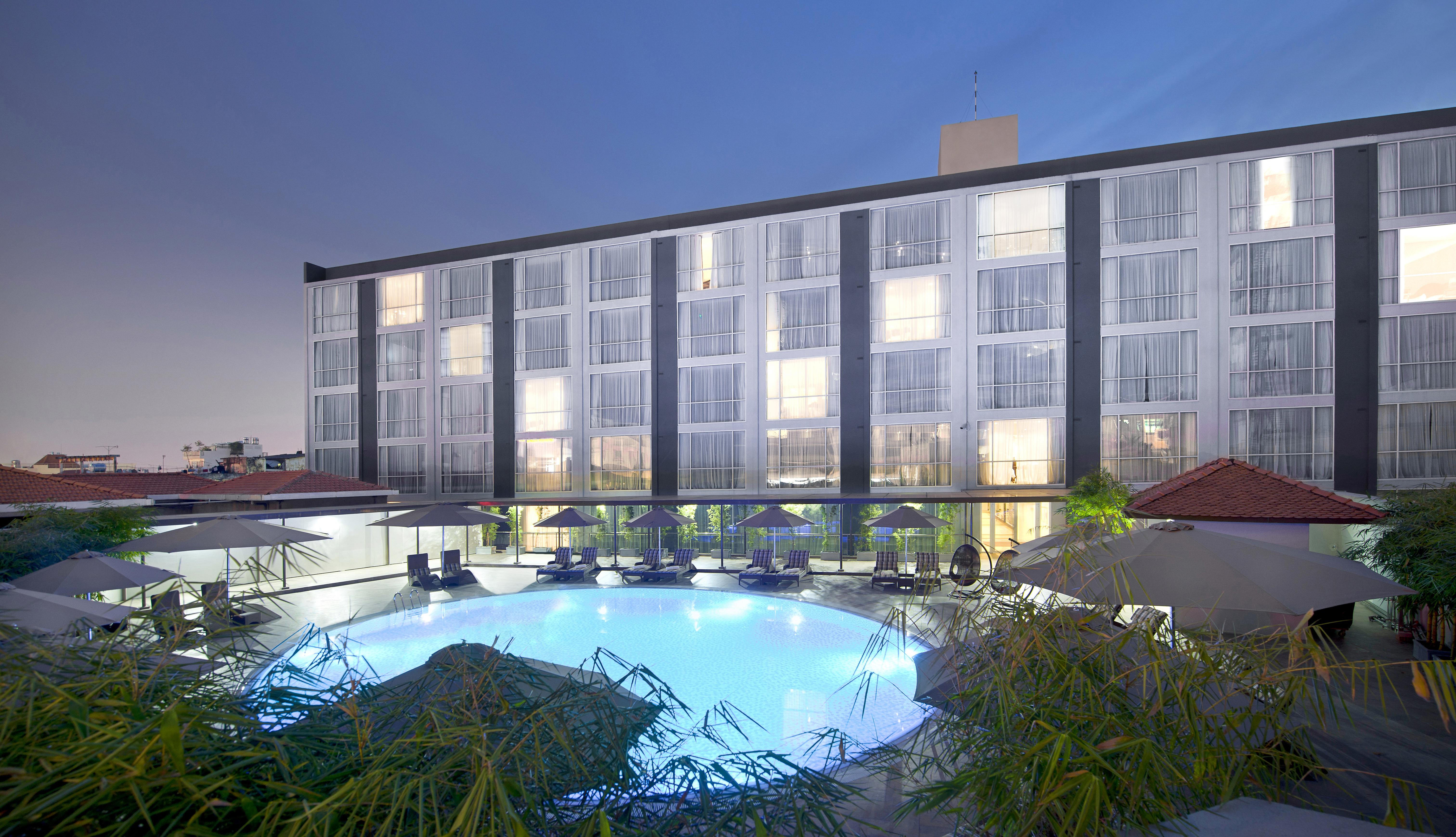 Eastin Grand Hotel Saigon Хошимин Екстериор снимка The hotel's swimming pool