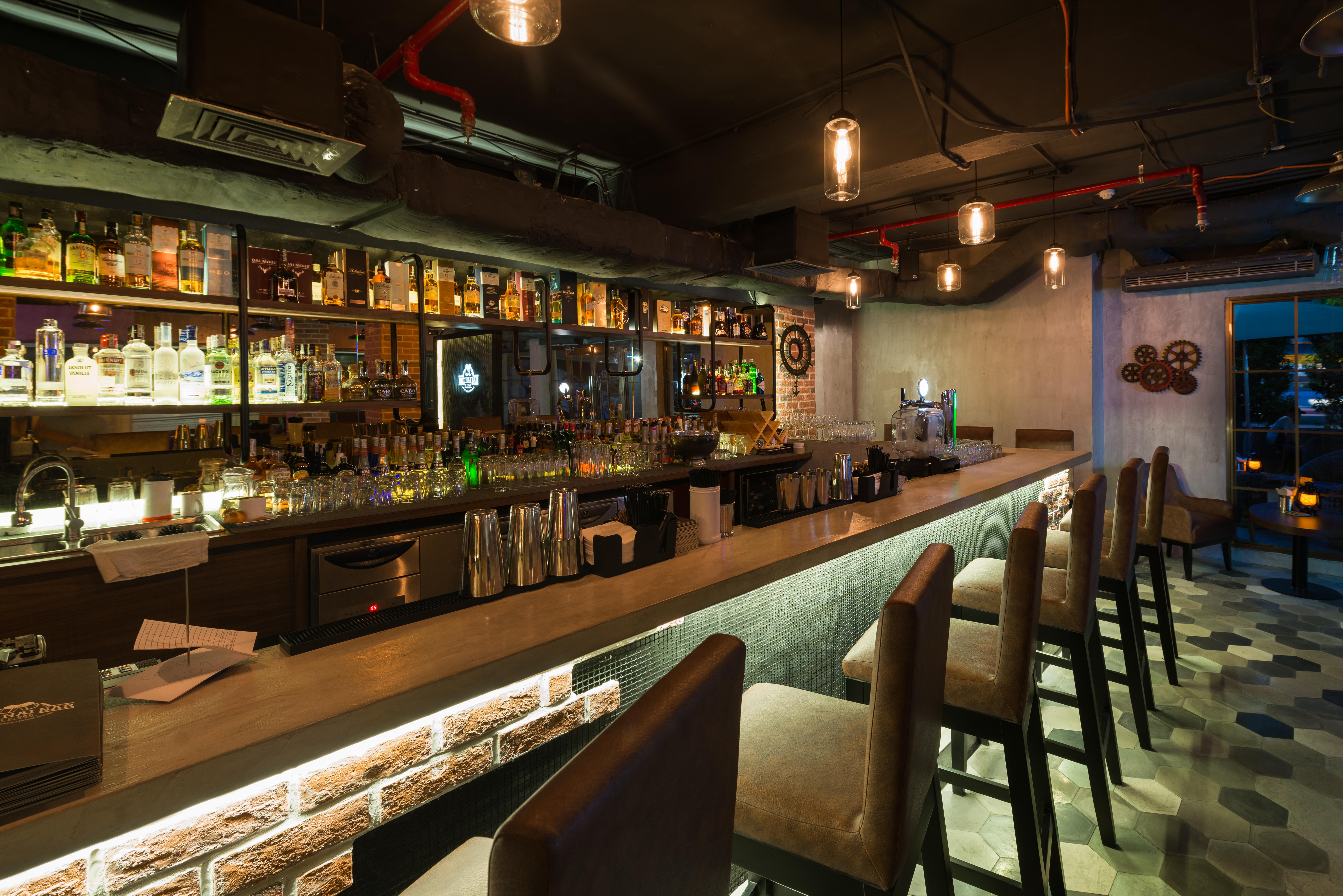 Eastin Grand Hotel Saigon Хошимин Екстериор снимка Bar at the hotel