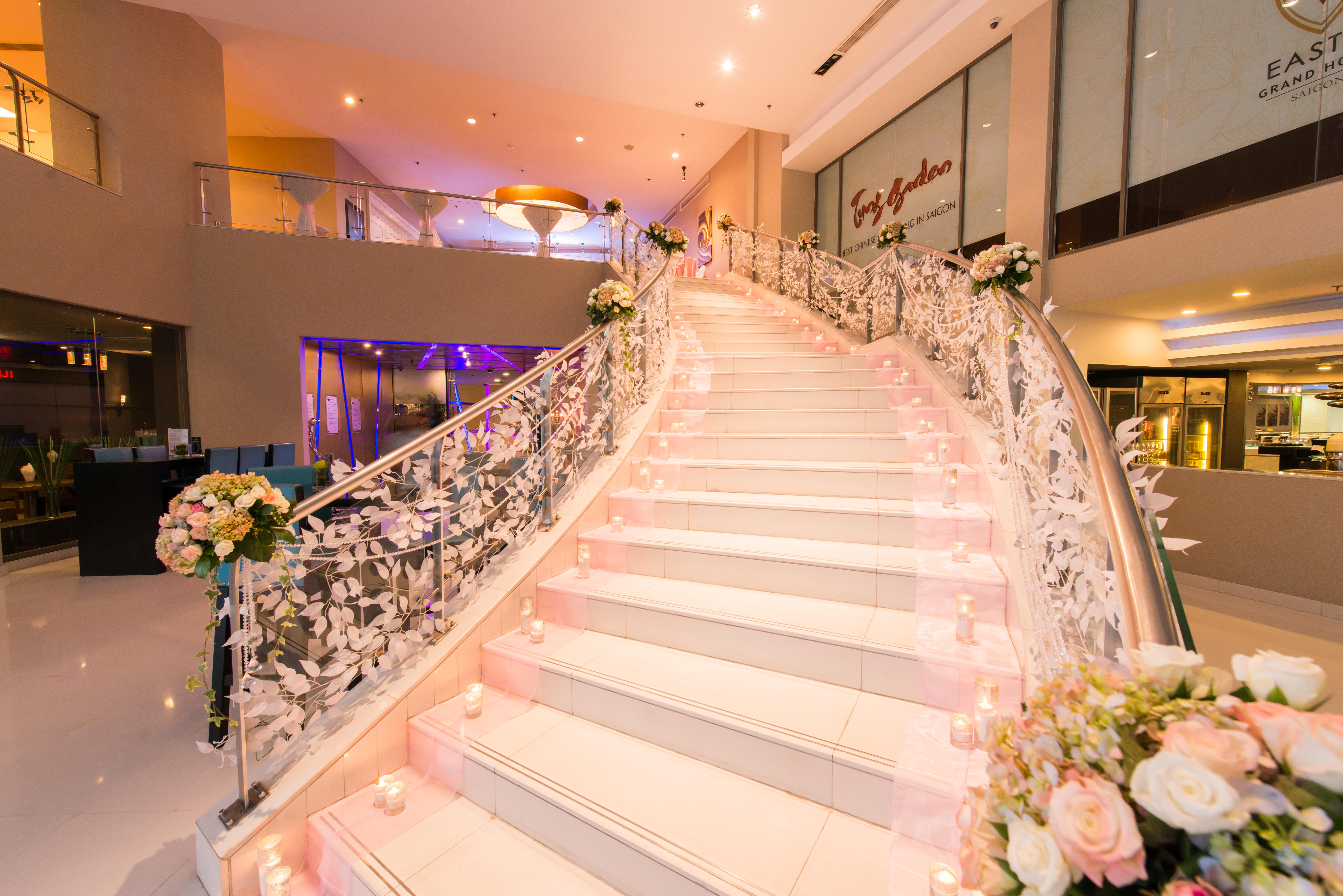 Eastin Grand Hotel Saigon Хошимин Екстериор снимка The staircase at the lobby