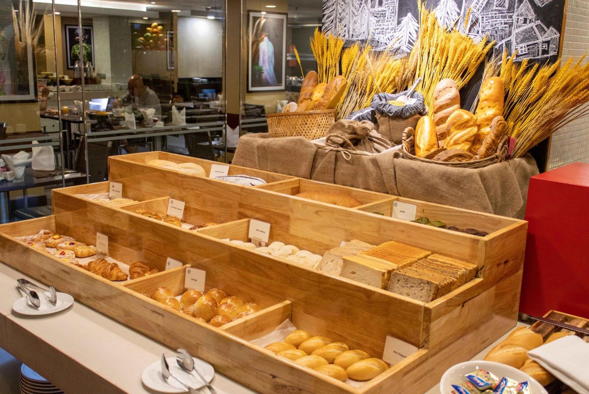 Eastin Grand Hotel Saigon Хошимин Екстериор снимка Bread station