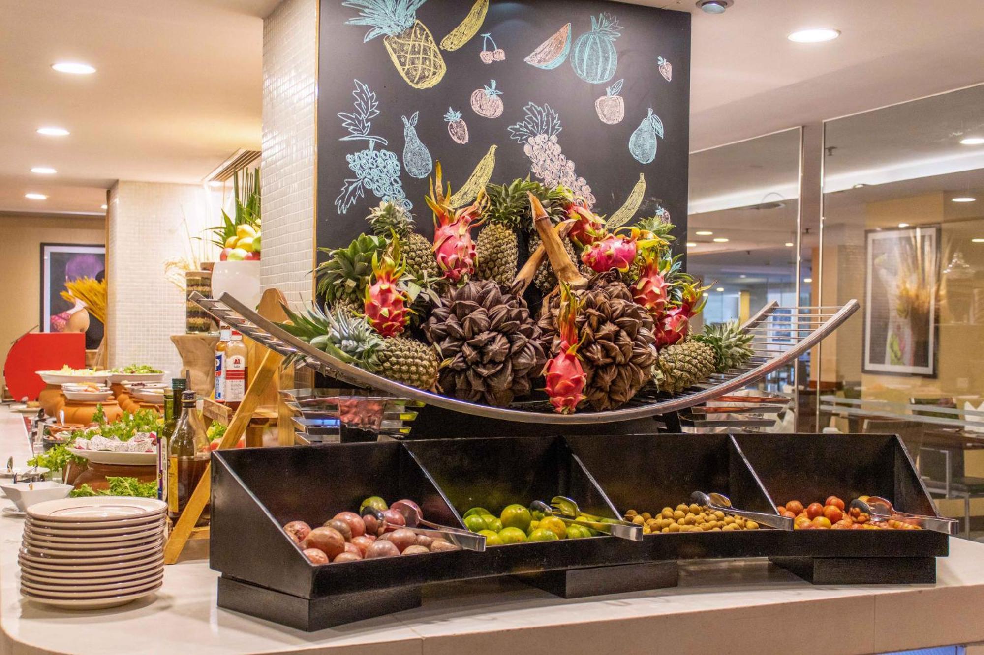 Eastin Grand Hotel Saigon Хошимин Екстериор снимка Fruit display at a buffet