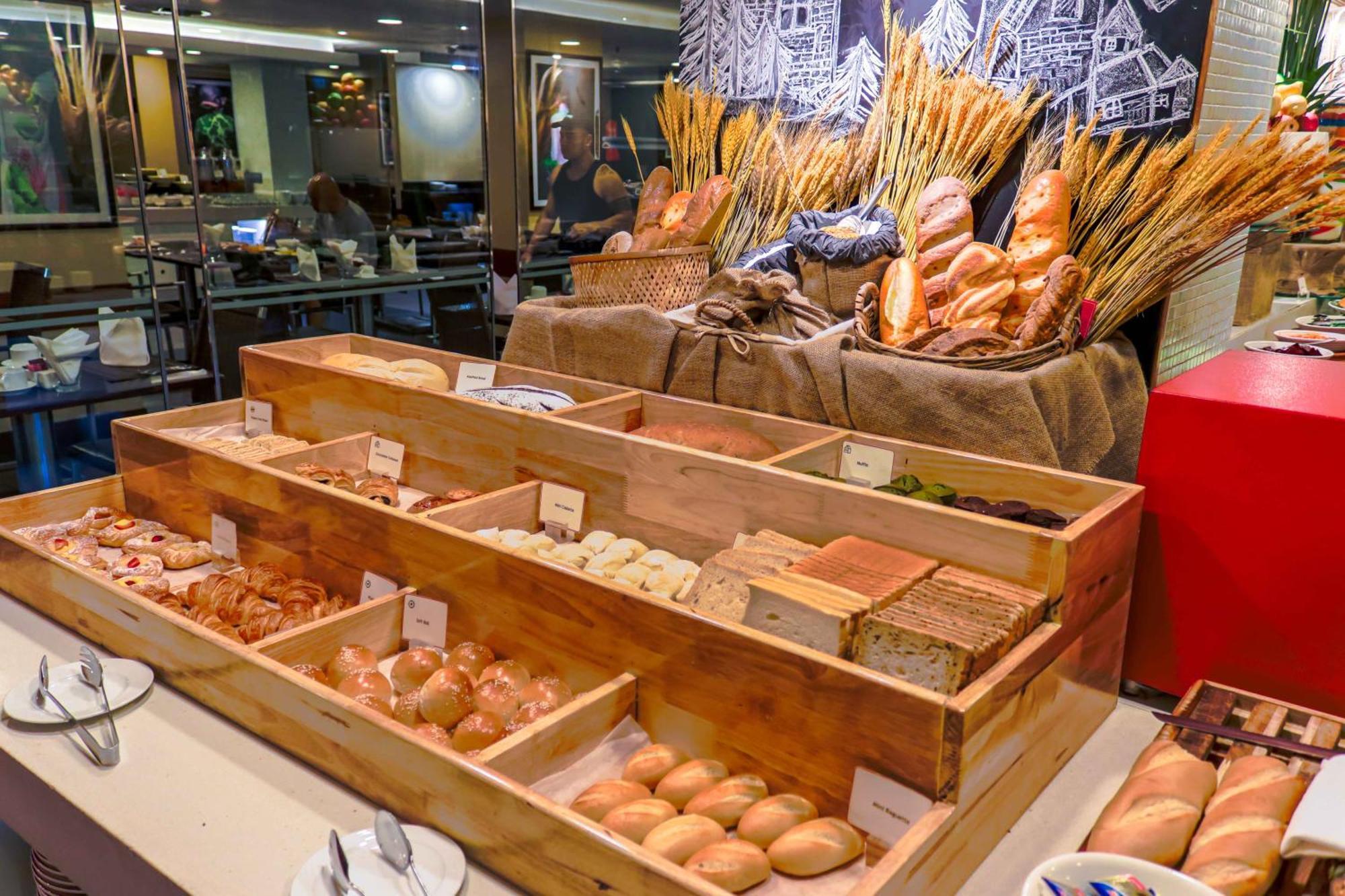Eastin Grand Hotel Saigon Хошимин Екстериор снимка Bread and pastry at a buffet