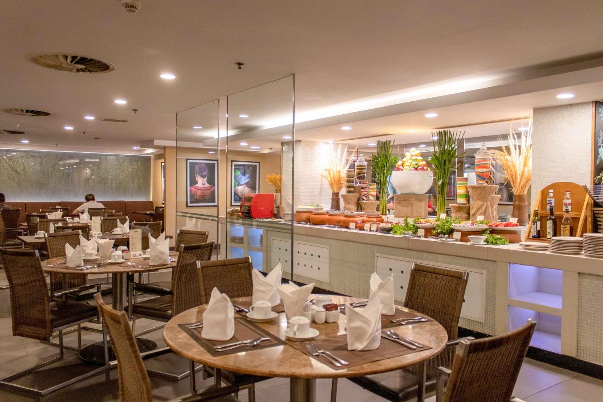 Eastin Grand Hotel Saigon Хошимин Екстериор снимка The restaurant