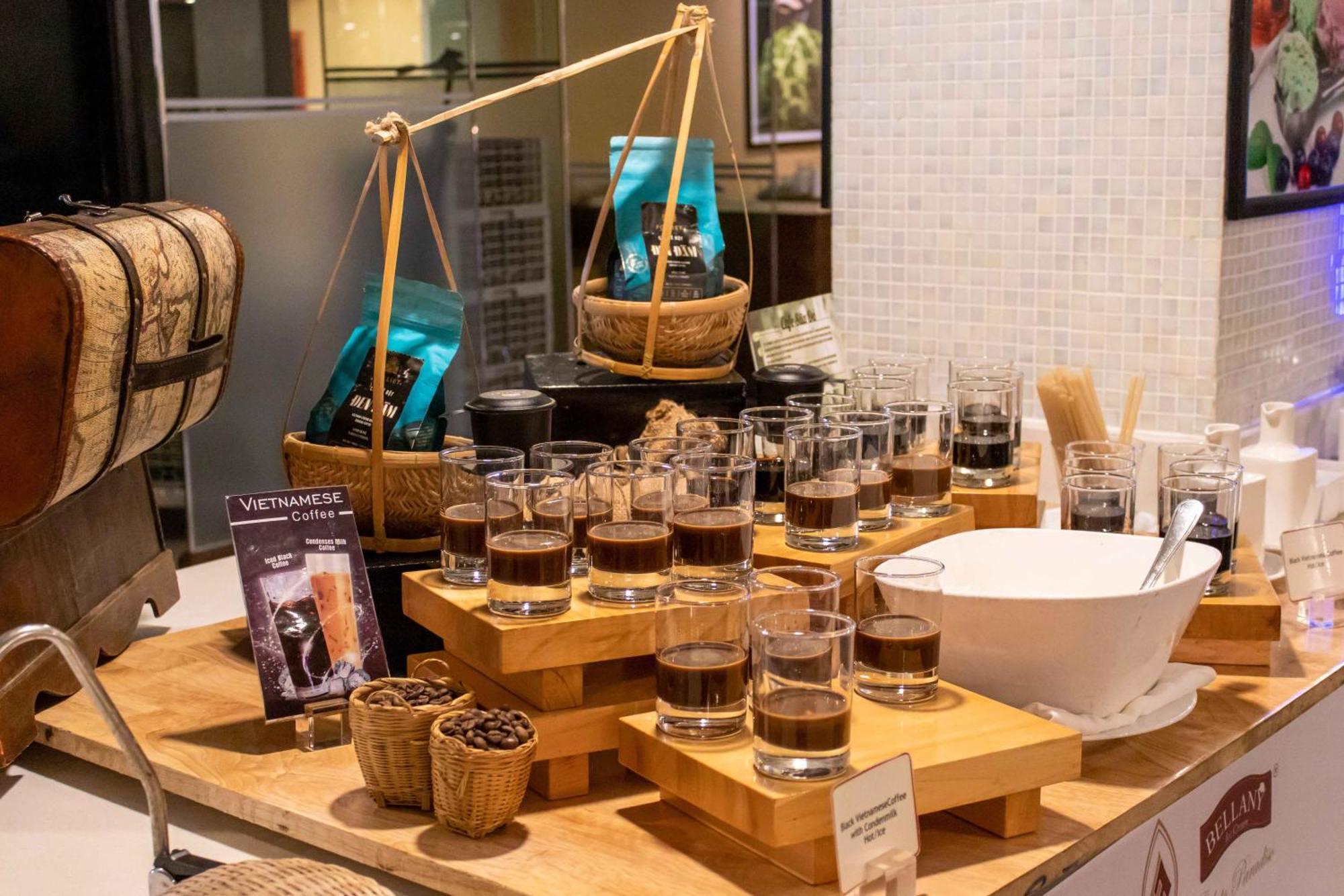 Eastin Grand Hotel Saigon Хошимин Екстериор снимка A coffee tasting