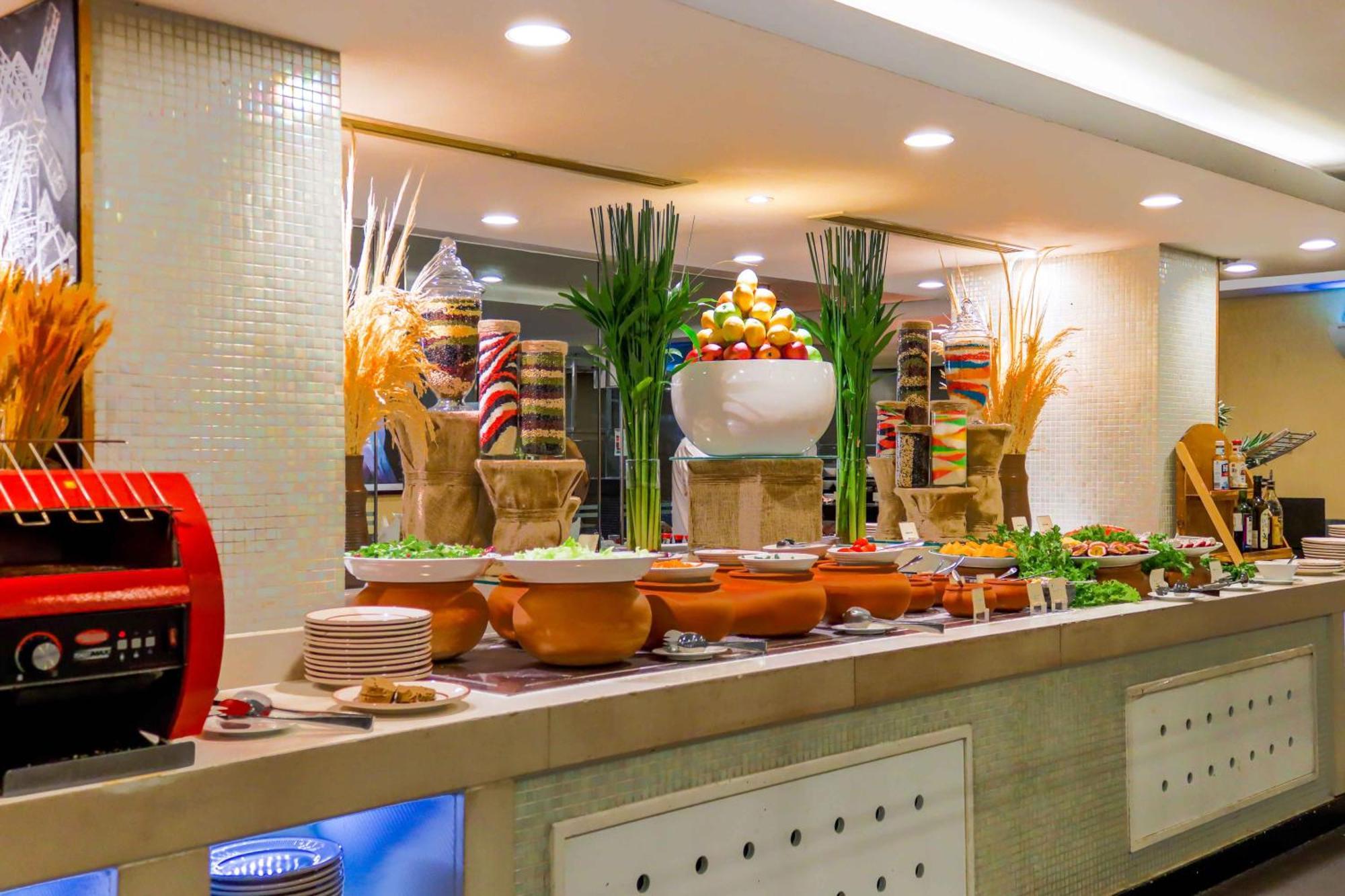 Eastin Grand Hotel Saigon Хошимин Екстериор снимка A buffet at a hotel